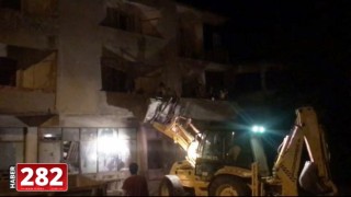 Malkara'da yangında evde bulunan işçiler iş makinesi yardımıyla tahliye edildi