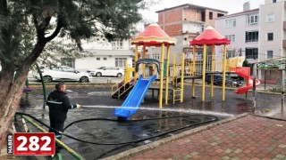 Çocuk parkları dezenfekte ediliyor