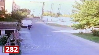 Geri manevra yapan minibüsün altında kaldı.