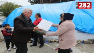 Ergene Belediye Başkanı Rasim Yüksel Deprem Bölgesinde Çadır Kurdu Erzak Dağıttı