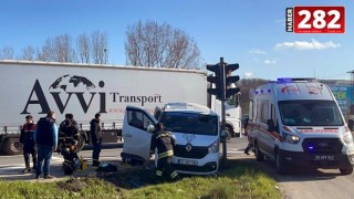 Tekirdağ'da TIR'ın, ışıkta bekleyen minibüse çarptığı kazada 5 kişi yaralandı