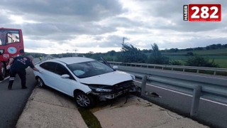 Bariyere çarpan otomobilin sürücüsü yaralandı