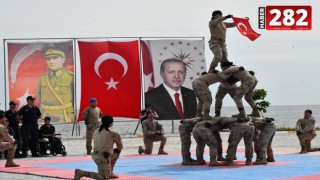 Temsili askerlik töreninde komandoların gösterisi ilgiyle izlendi