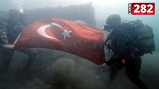 TEKİRDAĞ Şarköy açıklarında batık gemiye dalıp Türk bayrağı açtılar