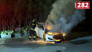 Park halindeki otomobil alev alev yandı
