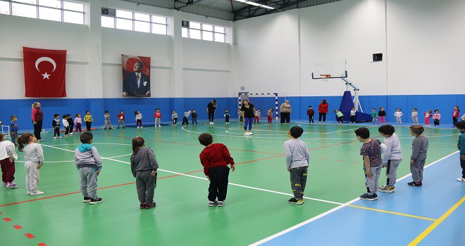 Küçükler Spor Salonunda Eğlenerek Beden Eğitimi Dersi Yaptı